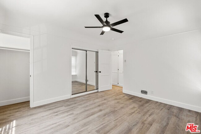 Building Photo - 308 S Reeves Dr