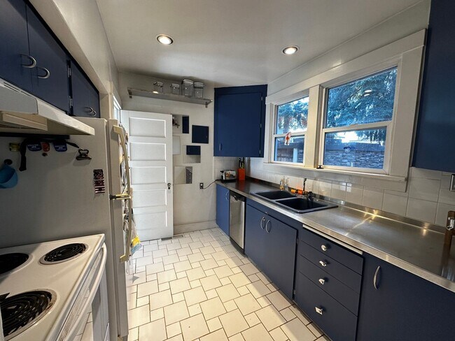 Building Photo - WestMoreland Gem! Portland Original, Huge deck, great backyard pets ok!
