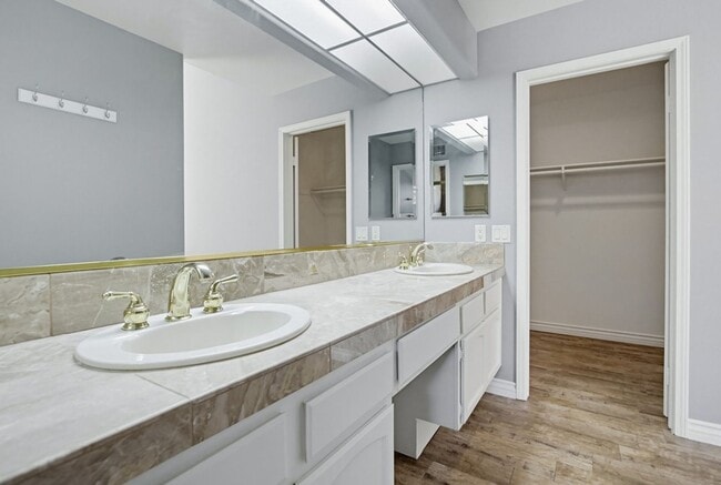 Building Photo - Beautifully Maintained 2 Bed / 2 Bath Home in Gated West Village Community