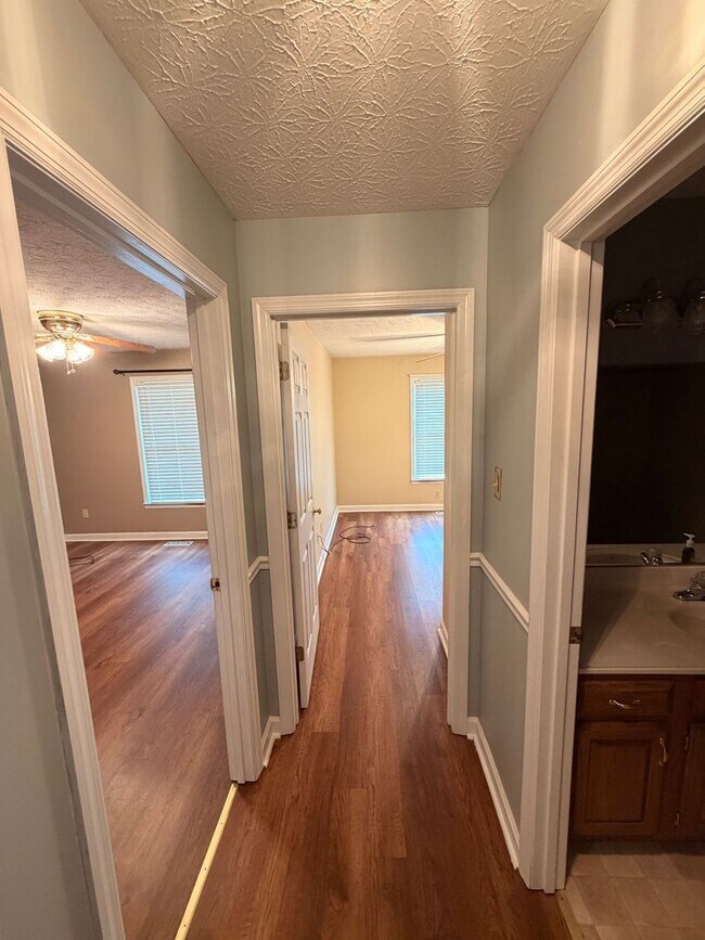 Building Photo - 3BR Home | Granite Kitchen | Fireplace | Deck | Fenced Yard