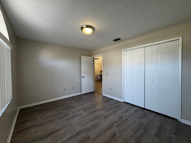 Building Photo - 3/2 in Townhomes West