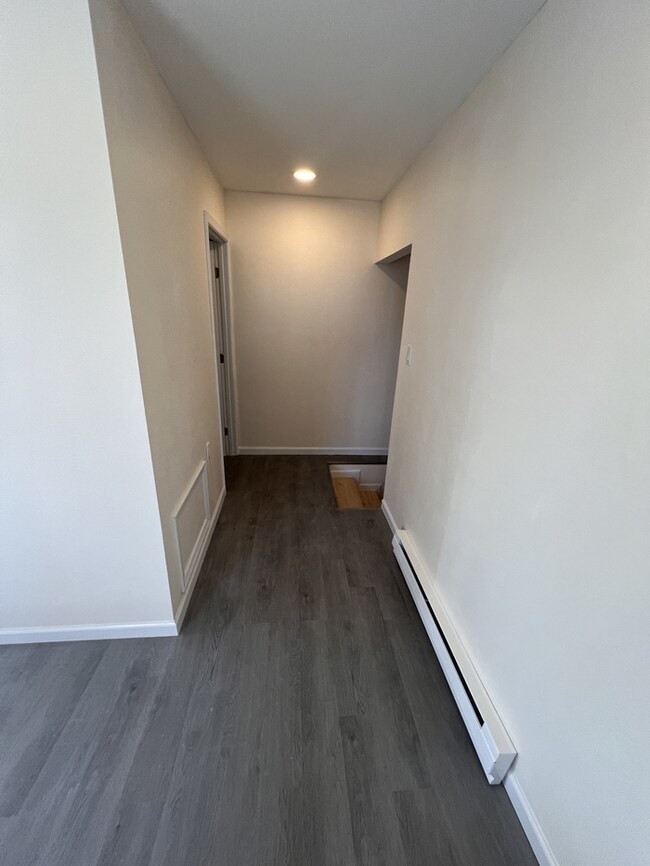 Building Photo - Remodeled 2 bed, 1 bath with laundry