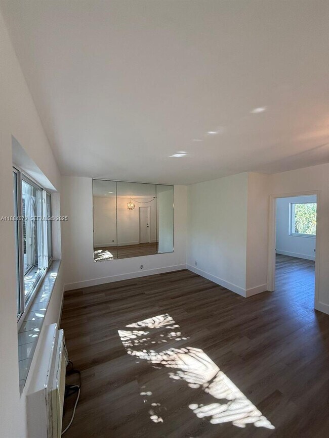 Building Photo - 10074 E Bay Harbor Dr