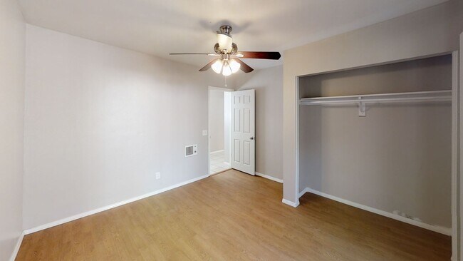 Building Photo - 5 Bed / 3 Bath on Rockford Dr (Large Rooms & Backyard) – Walk to Campus!!