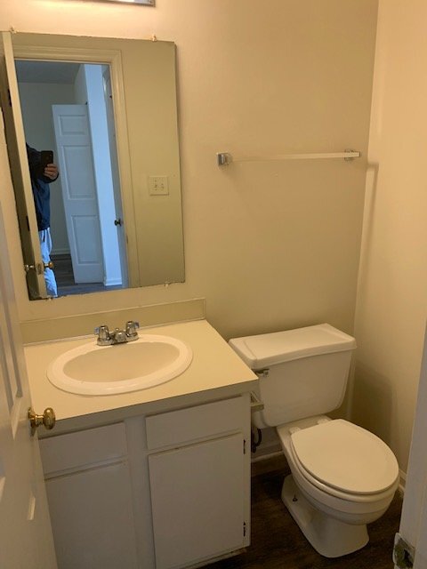 Building Photo - "Charming 2-Bedroom Retreat with 2.5 Baths...