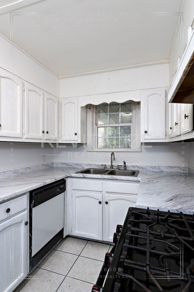 Building Photo - Adorable 3 Bed 2 Bath Cottage with Double ...