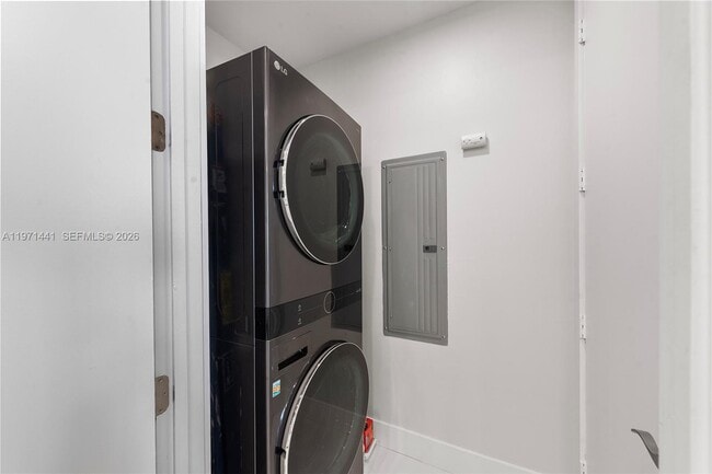 Building Photo - 16001 Collins Ave