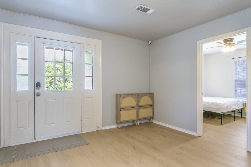 Building Photo - 107 S Crawford St