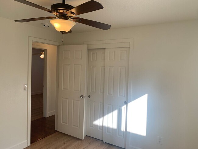 Building Photo - ***Newly Renovated Spacious and Bright 3 B...