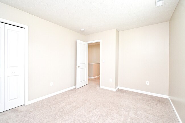 Building Photo - 5697 Julia Kate Dr