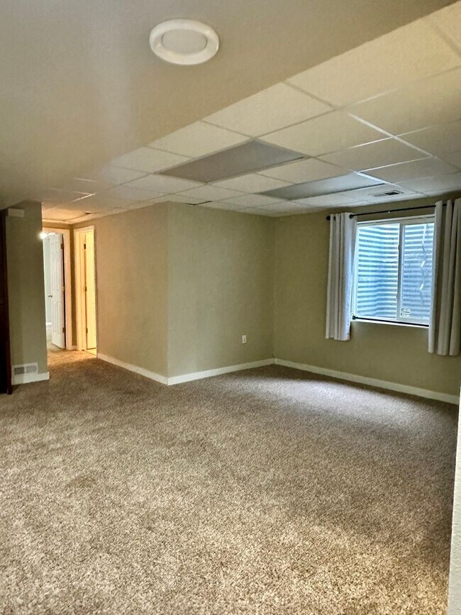 Building Photo - Updated 5-Bedroom Windsor Home - Available...