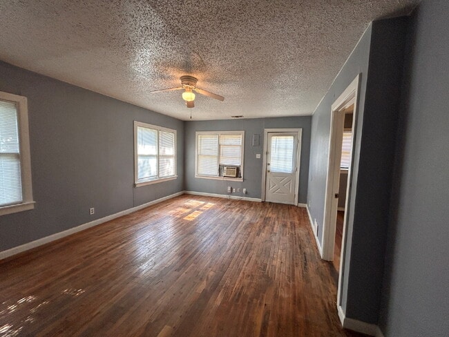 Building Photo - 3 bedroom 2 bathrooms