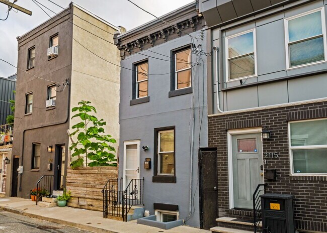 Building Photo - 2117 N Hope St
