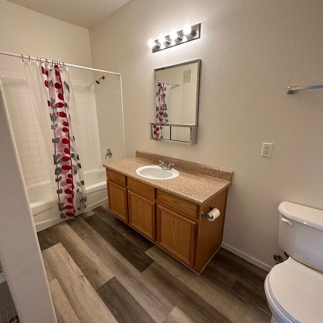 Building Photo - 2 bedroom/2 baths condo