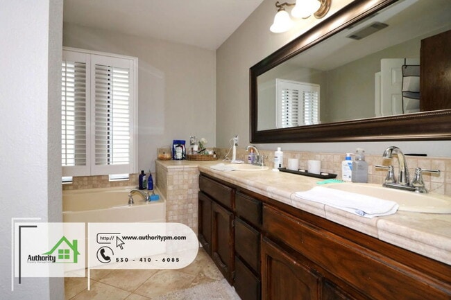 Building Photo - 705 Country Oak Dr