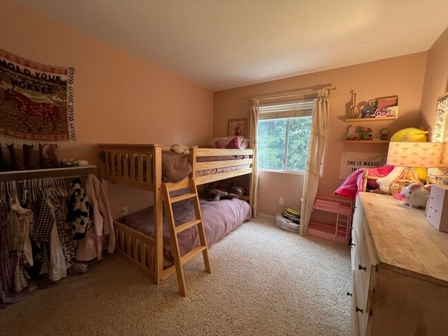 Building Photo - Wonderful 4 Bedroom Home Near Parks With Shopping Nearby!