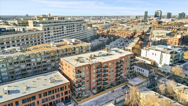 Building Photo - 873 N Larrabee St