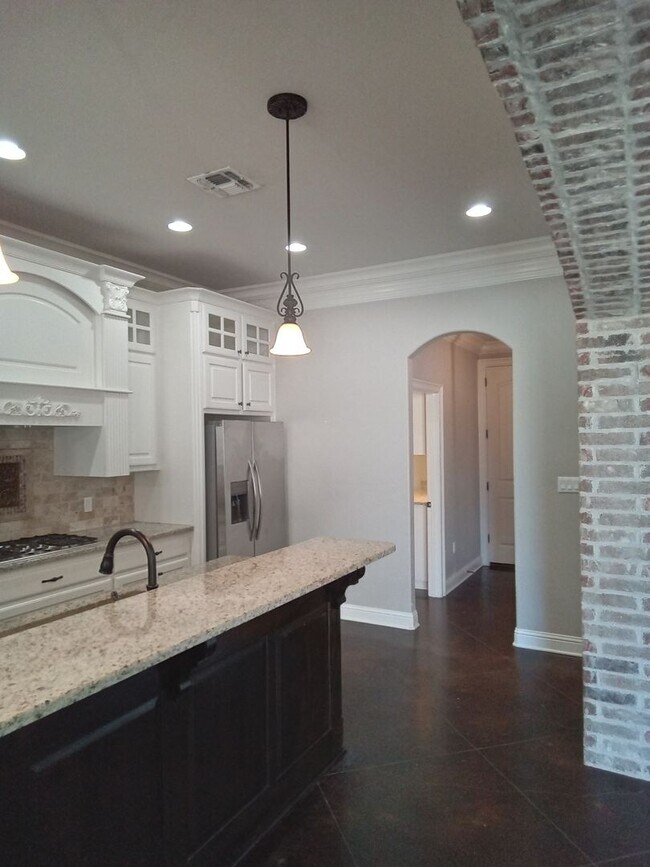 Building Photo - Benton Beauty