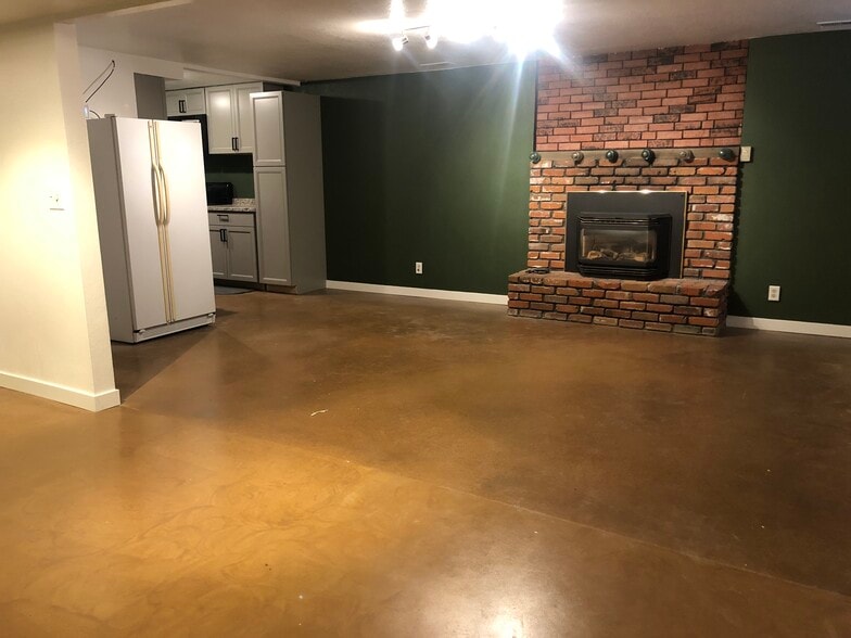 Building Photo - 420 NW Dack St