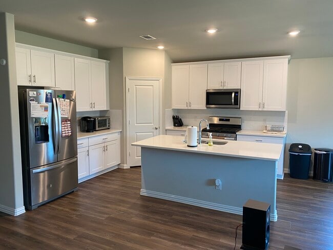 Building Photo - 384 Mohan Dr