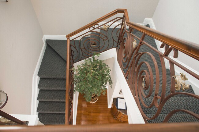 Building Photo - 110 SW Peacock Blvd