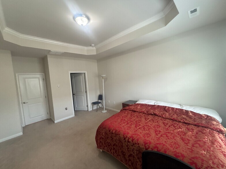 Building Photo - Room in Townhome on Poplar Leaf Way
