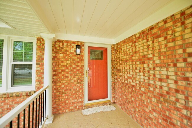 Building Photo - 817 Englewood Dr