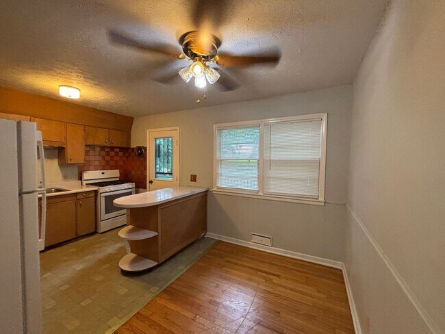 Building Photo - 3 BR / 1.5BA | Spacious Single Family Home | 1-Car Garage | Large backyard!