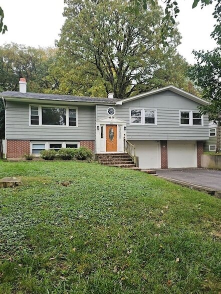 Primary Photo - 600 Hawthorne Ln