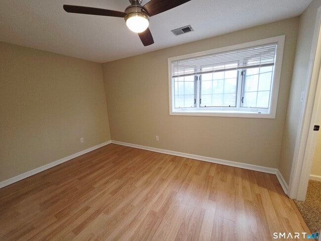 Building Photo - 12 W Meadow Ln