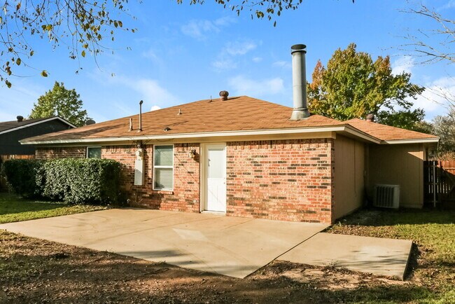 Building Photo - 5907 Willow Crest Dr