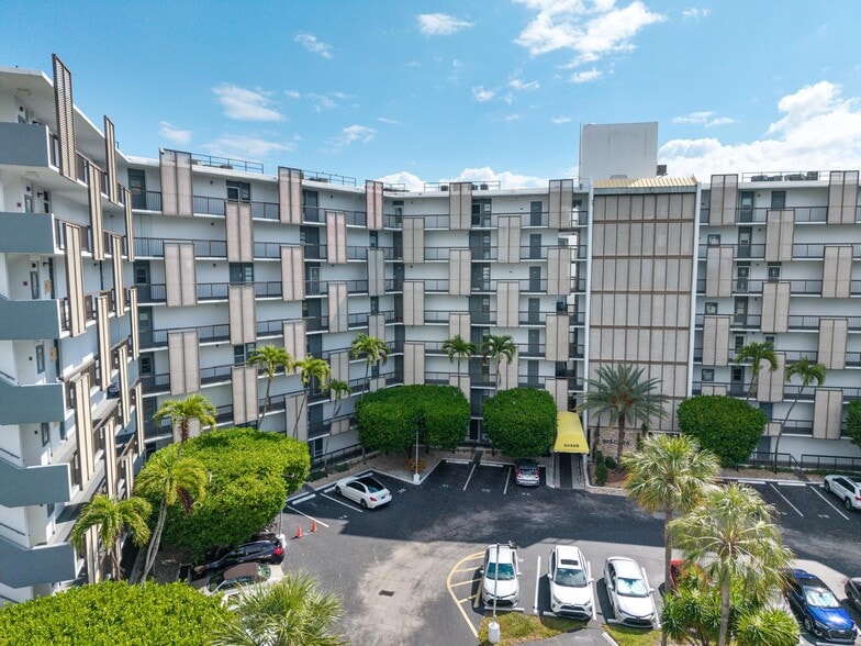 Building Photo - 20400 W Country Club Dr