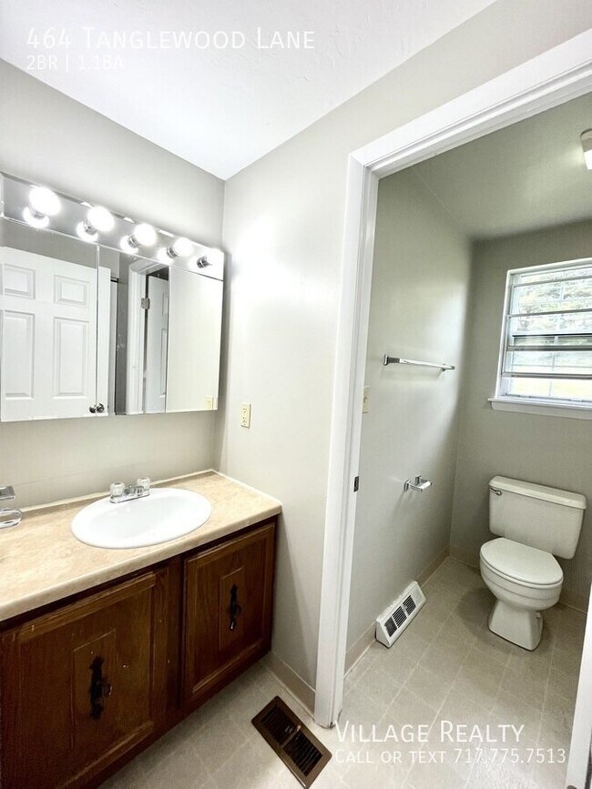 Building Photo - 464 Tanglewood Ln