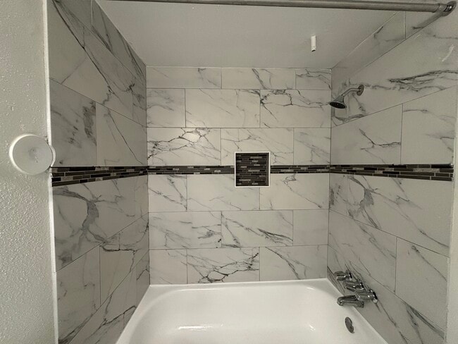 Building Photo - 600 Nottingham Oaks Trail