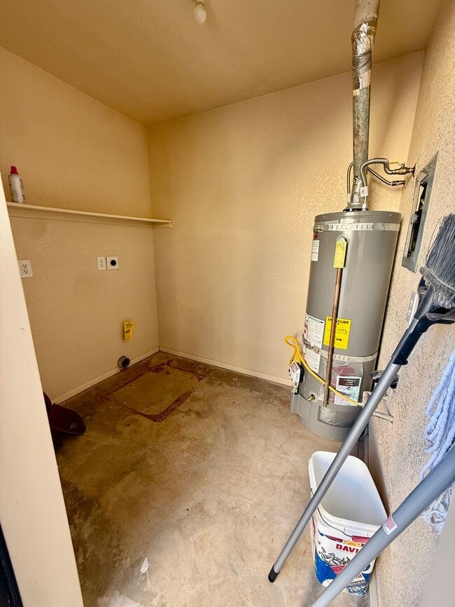 Building Photo - Centrally Located Townhouse