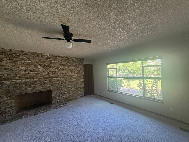 Building Photo - IMMEDIATE MOVE IN! Charming Vintage Sacramento 3 Bed / 1.5 Bath Home with Large Private Yard