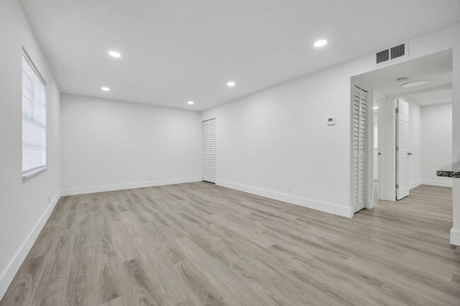 Building Photo - 1015 NE 17th Ave