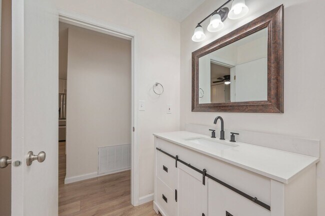 Building Photo - Renovated 3 bedroom house in Niceville!