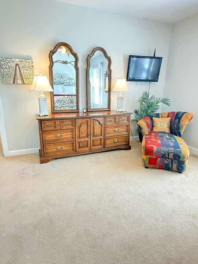 Building Photo - 1371 Hopton Cir