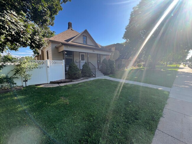 Building Photo - Historic Home Close to Downtown Loveland!