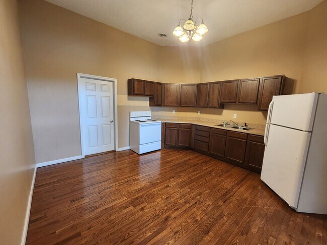 Building Photo - 101 S Main St