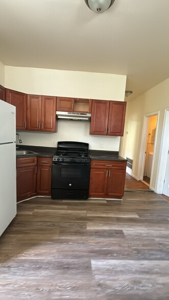 Primary Photo - 142 Chadwick Ave