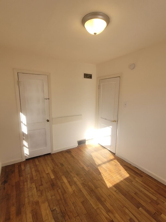 Building Photo - 2 Bedroom Home, Central