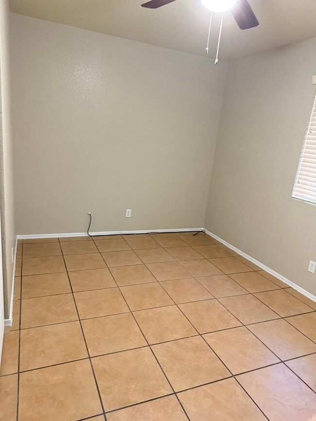 Building Photo - 6233 E 40th Ln