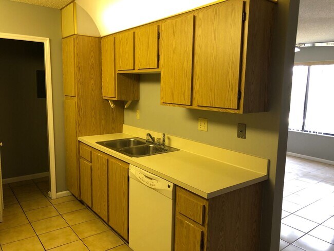 Building Photo - 2 bed 2 bath, great location