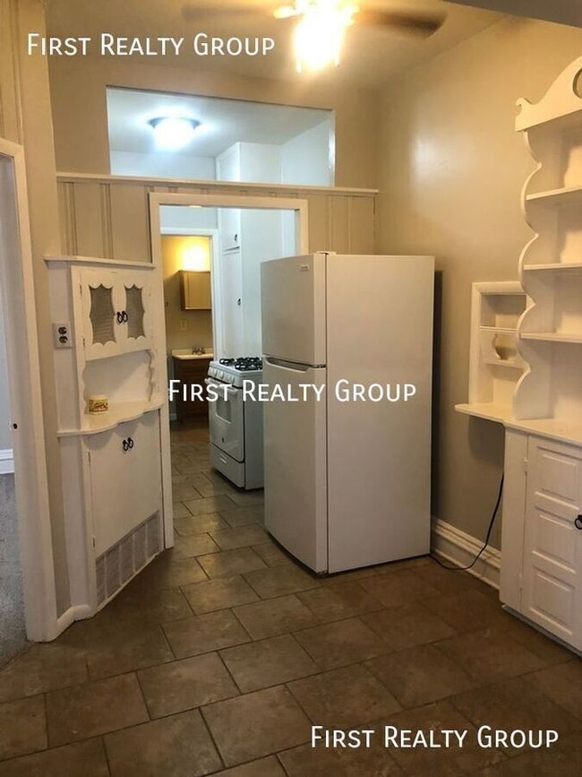 Building Photo - 1 Bedroom Downstairs Apartment for Rent in...