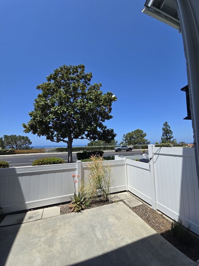 Building Photo - Coastal Living: 2-Bed, 1.5-Bath Townhome w...