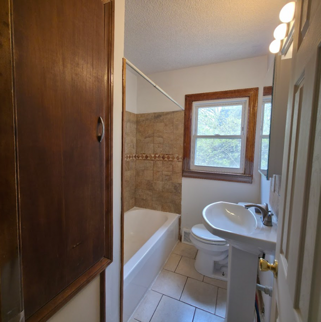 Building Photo - Single Family Home 3 beds 1 bath Available...