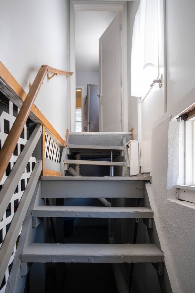 Building Photo - Charming 3 bedroom
