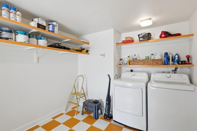 Building Photo - 573 Spanish Dr N